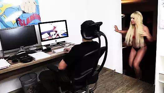 Blondi Buddy Mastürbasyon Yaparken Yakalandı