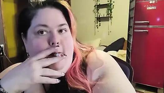 Kocaman Ssbbw Oynarken Boynum Ve Kollarımla Sigara İçiyorum